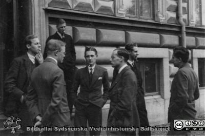 Fotoalbum tillägnat professor Torsten Hellman från histologikursen HT 1930
Fotoalbum  "TILL PROFESSOR TORSTEN HELLMAN MED TACK FRÅN DELTAGARNA I HISTOLOGIKURSEN HÖSTTERMINEN 1930". Bildtext "Histologiska funderingar." Foto på entrétrappan till anatomiska institutionen. 
Bildkälla stiftelsen Locus Medicus Lundensis och Sydsvenska Medicinhistoriska Sällskapet / SMHS. Fotograf okänd.
Nyckelord: Histologiska avdelningen;Anatomiska Institutionen;Medicinska fakulteten i Lund;Locus Medicus Lundensis;Sydsvenska Medicinhistoriska Sällskapet;SMHS;Elever;Lärare;Lunds universitet