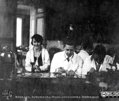 Fotoalbum tillägnat professor Torsten Hellman från histologikursen HT 1930
Fotoalbum  "TILL PROFESSOR TORSTEN HELLMAN MED TACK FRÅN DELTAGARNA I HISTOLOGIKURSEN HÖSTTERMINEN 1930". Bildtext "Laborationer. 
(En sådan intensitet som på ovanstående förekommer endast inför kameran)".  Foto troligen i mikroskoperingssalen.
Bildkälla stiftelsen Locus Medicus Lundensis och Sydsvenska Medicinhistoriska Sällskapet / SMHS. Fotograf okänd.
Nyckelord: Histologiska avdelningen;Anatomiska Institutionen;Medicinska fakulteten i Lund;Sydsvenska Medicinhistoriska Sällskapet;Locus Medicus Lundensis;Elever;Laborationer