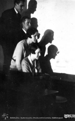 Fotoalbum tillägnat professor Torsten Hellman från histologikursen HT 1930
Fotoalbum  "TILL PROFESSOR TORSTEN HELLMAN MED TACK FRÅN DELTAGARNA I HISTOLOGIKURSEN HÖSTTERMINEN 1930".  Bildtext "Lek". Jämför med den snarlika bilden i fil imgLA2250318ff300. Skuggspel med elever i projektorns ljus. Den var specialbyggd. Se bildfil 250426-005Cpg. Sådana apparater var vid denna tid annars inte vanliga.  Foto troligen i mikroskoperingssalen.
Bildkälla stiftelsen Locus Medicus Lundensis och Sydsvenska Medicinhistoriska Sällskapet / SMHS. Fotograf okänd.
Nyckelord: Histologiska avdelningen;Anatomiska Institutionen;Medicinska fakulteten i Lund;Sydsvenska Medicinhistoriska Sällskapet;Locus Medicus Lundensis;Elever;Skuggspel