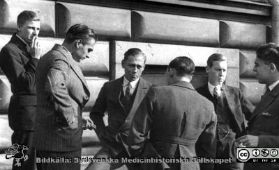 Fotoalbum tillägnat professor Torsten Hellman från histologikursen HT 1930
Fotoalbum  "TILL PROFESSOR TORSTEN HELLMAN MED TACK FRÅN DELTAGARNA I HISTOLOGIKURSEN HÖSTTERMINEN 1930".  Bildtext "Rasterna utnyttjas ej blott till djupsinniga grubblerier - "".  Jämför med bilden i fil imgLA2250318ff302. Foto utanför anatomiska institutionen
Bildkälla stiftelsen Locus Medicus Lundensis och Sydsvenska Medicinhistoriska Sällskapet / SMHS. Fotograf okänd.
Nyckelord: Histologiska avdelningen;Anatomiska Institutionen;Medicinska fakulteten i Lund;Sydsvenska Medicinhistoriska Sällskapet;SMHS;Locus Medicus Lundensis;Elever;Rast