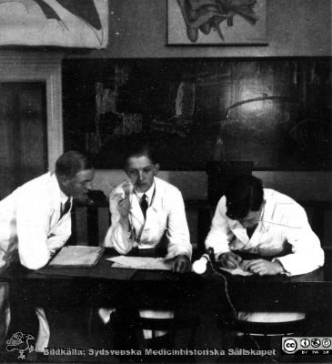 Fotoalbum tillägnat professor Torsten Hellman från histologikursen HT 1930
Fotoalbum  "TILL PROFESSOR TORSTEN HELLMAN MED TACK FRÅN DELTAGARNA I HISTOLOGIKURSEN HÖSTTERMINEN 1930".  Bildtext "Äntligen alla prep klara". Kursavslutning tycks vara nära. Foto kanske i histologiska avdelningens kurslaboratorium.
Bildkälla stiftelsen Locus Medicus Lundensis och Sydsvenska Medicinhistoriska Sällskapet / SMHS. Fotograf okänd.
Nyckelord: Histologiska avdelningen;Anatomiska Institutionen;Medicinska fakulteten i Lund;Sydsvenska Medicinhistoriska Sällskapet;SMHS;Locus Medicus Lundensis;Elever
