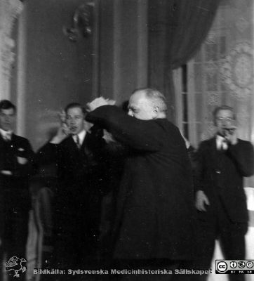 Fotoalbum tillägnat professor Torsten Hellman från histologikursen HT 1930
Fotoalbum  "TILL PROFESSOR TORSTEN HELLMAN MED TACK FRÅN DELTAGARNA I HISTOLOGIKURSEN HÖSTTERMINEN 1930".  Bildtext "EPILOG. Stämningen var den bästa redan fån början. När sedan dansen började - - fanns ingenting att klaga på".  Professor Torsten Hellman dansar med en kursdeltagare. Foto rimligen i professorns hem.
Bildkälla stiftelsen Locus Medicus Lundensis och Sydsvenska Medicinhistoriska Sällskapet / SMHS. Fotograf okänd.
Nyckelord: Histologiska avdelningen;Anatomiska Institutionen;Medicinska fakulteten i Lund;Sydsvenska Medicinhistoriska Sällskapet;SMHS;Locus Medicus Lundensis;Elever;Avslutningsfest