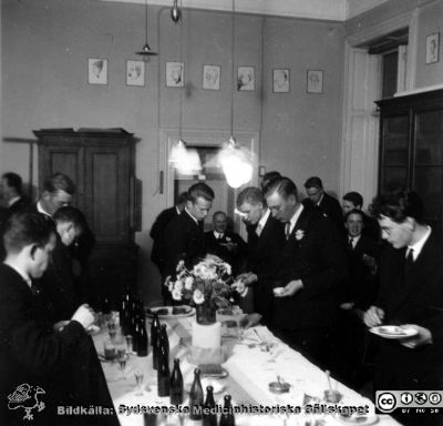 Fotoalbum tillägnat professor Torsten Hellman från histologikursen HT 1930
Fotoalbum  "TILL PROFESSOR TORSTEN HELLMAN MED TACK FRÅN DELTAGARNA I HISTOLOGIKURSEN HÖSTTERMINEN 1930". Bildtext "EPILOG. Sällan bjöds på sådan spis på labbis,  - och sällan har sådan flit lagts i dagen. Foto troligen i anatomiska institutionens amanuensvåning. Professor Torsten Hellman tycks komma upp i den branta trappan i fonden. 
Bildkälla stiftelsen Locus Medicus Lundensis och Sydsvenska Medicinhistoriska Sällskapet / SMHS. Fotograf okänd.
Nyckelord: Histologiska avdelningen;Anatomiska Institutionen;Medicinska fakulteten i Lund;Sydsvenska Medicinhistoriska Sällskapet;SMHS;Locus Medicus Lundensis;Elever;Avslutningsfest