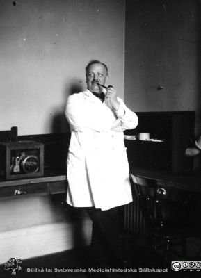 Fotoalbum  från histologkursen 1931.  Bildtext "Chefen".  Professor Torsten Hellman. Foto troligen i kurslaboratoriet
Bildkälla Stiftelsen Locus Medicus Lundensis 250317. Sydsvenska Medicinhistoriska Sällskapet / SMHS. Fotograf okänd.
Nyckelord: Histologiska avdelningen;Anatomiska Institutionen;Locus Medicus Lundensis;Medicinska fakulteten i Lund;Medicine studerande;Kursledare