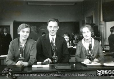 Fotoalbum  från histologkursen 1931.  Bildtext "K-M. Franzén, G. Nilsson och S.Thomée".  Tre medicine studerande i mikroskoperingssalen. 
Bildkälla Stiftelsen Locus Medicus Lundensis 250317. Sydsvenska Medicinhistoriska Sällskapet / SMHS. Fotograf okänd.
Nyckelord: Histologiska avdelningen;Anatomiska Institutionen;Locus Medicus Lundensis;Medicinska fakulteten i Lund;Medicine studerande;Elever