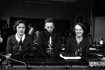 Fotoalbum  från histologkursen 1931.  Bildtext "G. Cederlund, Stenqvist, L. Agrup".  Tre medicine studerande i mikroskoperingssalen. 
Bildkälla Stiftelsen Locus Medicus Lundensis 250317. Sydsvenska Medicinhistoriska Sällskapet / SMHS. Fotograf okänd.
Nyckelord: Histologiska avdelningen;Anatomiska Institutionen;Locus Medicus Lundensis;Medicinska fakulteten i Lund;Medicine studerande;Elever