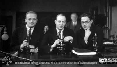 Fotoalbum från histologikursen 1931
Fotoalbum från histologikursen 1931. Bildtext "Widén, Hagen, Kock".  Tre medicine studerande i mikroskoperingssalen.  
Bildkälla Stiftelsen Locus Medicus Lundensis 250317. Sydsvenska Medicinhistoriska Sällskapet / SMHS. Fotograf okänd.
Nyckelord: Histologiska avdelningen;Anatomiska Institutionen;Locus Medicus Lundensis;Medicinska fakulteten i Lund;Medicine studerande;Elever