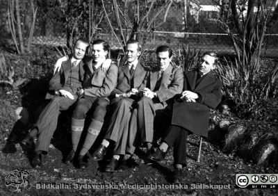Fotoalbum  från histologkursen 1931.  Bildtext "Barnkrubban". Snart skall fotografen fotografera "barnens" ystra lekar i anatomiska insitutionens park tidigt en vårdag. Löven är ännu bara sparsamma. 
Bildkälla Stiftelsen Locus Medicus Lundensis 250317. Sydsvenska Medicinhistoriska Sällskapet / SMHS. Fotograf okänd.
Nyckelord: Medicine studerande;Histologiska avdelningen;Anatomiska Institutionen;Medicinska fakulteten i Lund;Locus Medicus Lundensis;Universitetet i Lund