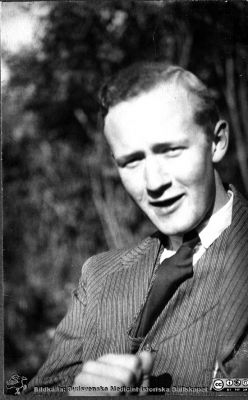 Fotoalbum  från histologkursen 1931.  Bildtext "Reimers Hollywood". Gissningsvis är det den elegenta kostymen som ligger bakom bildtexten. Snart skall fotografen fånga "barnens" ystra lekar i anatomiska insitutionens park tidigt en vårdag. Löven är ännu bara sparsamma. 
Bildkälla Stiftelsen Locus Medicus Lundensis 250317. Sydsvenska Medicinhistoriska Sällskapet / SMHS. Fotograf okänd.
Nyckelord: Medicine studerande;Histologiska avdelningen;Anatomiska Institutionen;Medicinska fakulteten i Lund;Locus Medicus Lundensis;Universitetet i Lund;Vårliga lekar i parken