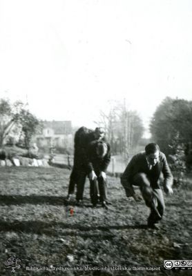 Fotoalbum  från histologkursen 1931.  Bildtext "Jämvikt och stil!". "Barnens" ystra lekar i anatomiska insitutionens park. Löven har börjat falla. Troligen vägskälet Tunavägen - Pålsjövägen i bakgrunden.
Bildkälla Stiftelsen Locus Medicus Lundensis 250317. Sydsvenska Medicinhistoriska Sällskapet / SMHS. Fotograf okänd.
Nyckelord: Medicine studerande;Histologiska avdelningen;Anatomiska Institutionen;Medicinska fakulteten i Lund;Locus Medicus Lundensis;Universitetet i Lund;Studenterna leker i parken