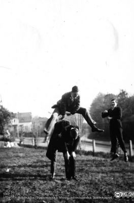 Fotoalbum  från histologkursen 1931.  Bildtext "Hopp och entusiasm". "Barnens" ystra lekar i anatomiska insitutionens park. Lekkamraten till höger hoppar han också av bara farten och markerar med händerna hur väl hopparen klarade hoppet. Löven har börjat falla. Troligen vägskälet Tunavägen - Pålsjövägen i bakgrunden.
Bildkälla Stiftelsen Locus Medicus Lundensis 250317. Sydsvenska Medicinhistoriska Sällskapet / SMHS. Fotograf okänd.
Nyckelord: Medicine studerande;Histologiska avdelningen;Anatomiska Institutionen;Medicinska fakulteten i Lund;Locus Medicus Lundensis;Universitetet i Lund;Studenterna leker i parken