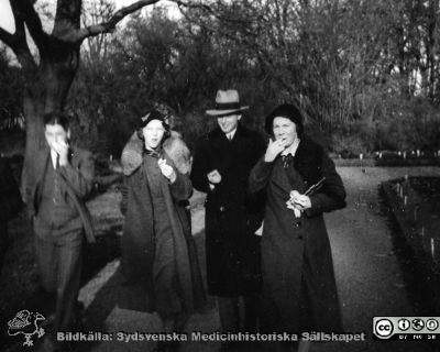 Fotoalbum  "Kursen i histologi H T 1932
Fotoalbum  "Kursen i histologi H T 1932".  Bildtext "Ferier". Troligen en avslutande bild av histologistuderande mumsande på något smakligt i en närbelägen park, Botan??
Bildkälla stiftelsen Locus Medicus Lundensis och Sydsvenska Medicinhistoriska Sällskapet / SMHS. Fotograf okänd.
Nyckelord: Universitetet i Lund;Locus Medicus Lundensis;Anatomiska Institutionen;Histologiska avdelningen;Sydsvenska Medicinhistoriska Sällskapet;SMHS;Medicine studerande