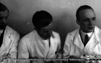 Fotoalbum  "Kursen i histologi V. T. 1933.
Fotoalbum  "Kursen i histologi V. T. 1933. Bildtext saknas. Medicine studerande på avdelningen för histologi på anatomiska institutionen i Lund. 
Bildkälla stiftelsen Locus Medicus Lundensis och Sydsvenska Medicinhistoriska Sällskapet / SMHS. Fotograf okänd.
Nyckelord: Locus Medicus Lundensis;Medicinska fakulteten i Lund;Histologiska avdelningen;Medicinska fakulteten i Lund;Sydsvenska Medicinhistoriska Sällskapet;Anatomiska Institutionen;Studenter