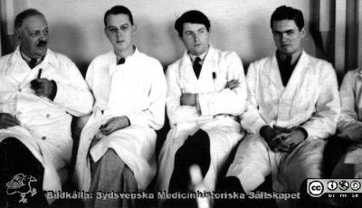 Fotoalbum  tillägnat Professor Torsten Hellman av lärjungarna 1935. Bildtextsaknas. Professor Hellman längst till vänster. Troligen kursamanuenserna på hans vänstra sida. Medicine studerande på avdelningen för histologi på anatomiska institutionen i Lund. 
Bildkälla stiftelsen Locus Medicus Lundensis och Sydsvenska Medicinhistoriska Sällskapet / SMHS. Fotograf okänd.
Nyckelord: Histologiska avdelningen;Anatomiska Institutionen;Sydsvenska Medicinhistoriska Sällskapet;Medicinska fakulteten i Lund;Locus Medicus Lundensis;Medicine studerande;Lunds universitet