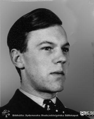 Fotoalbum  tillägnat Professor Torsten Hellman av lärjungarna 1935.
Fotoalbum tillägnat Professor Torsten Hellman av lärjungarna 1935. Bildtext: "Lennart Rignell.". Medicine studerande på avdelningen för histologi på anatomiska institutionen i Lund.
Bildkälla stiftelsen Locus Medicus Lundensis och Sydsvenska Medicinhistoriska Sällskapet / SMHS. Fotograf okänd.
Nyckelord: Histologiska avdelningen;Anatomiska Institutionen;Sydsvenska Medicinhistoriska Sällskapet;Medicinska fakulteten i Lund;Locus Medicus Lundensis;Medicine studerande;Lunds universitet;Porträttbild