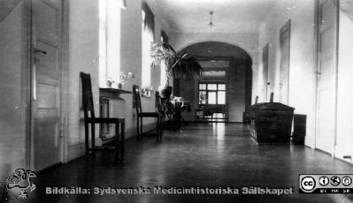 Album SSSH Lund 1927.
Album SSSH Lund 1927skapat av SSSH-sköterskan "ego", med bilder från sin utbildningstid och senare genom flera decennier. Bildtext: "SSSH. Interiörer. Korridor".  Samma foto som i SMHS6825.
Nyckelord: Lasarettet i Lund;Södra Sveriges Sjuksköterskehem;SSSH;Sydsvenska Medicinhistoriska Sällskapet;SMHS