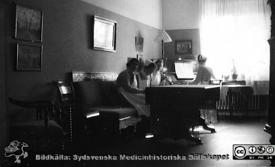 Album SSSH Lund 1927.
Album SSSH Lund 1927, skapat av SSSH-sköterskan "ego", med bilder från sin utbildningstid och senare genom flera decennier. Bildtext: "SSSH. Dagrum".
Nyckelord: Lasarettet i Lund;Södra Sveriges Sjuksköterskehem;SSSH;Sydsvenska Medicinhistoriska Sällskapet;SMHS