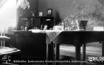 Album SSSH Lund 1927.
Album SSSH Lund 1927, skapat av SSSH-sköterskan "ego", med bilder från sin utbildningstid och senare genom flera decennier. Bildtext: "SSSH. Elevrum".
Nyckelord: Lasarettet i Lund;Södra Sveriges Sjuksköterskehem;SSSH;Sydsvenska Medicinhistoriska Sällskapet;SMHS