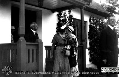 Bild ur fotoalbum SSSH Lund 1927
Album SSSH Lund 1927, skapat av SSSH-sköterskan "ego", med bilder från sin utbildningstid och senare genom flera decennier. Bildtext "Invigningen av Berga i Bjärred." Troligen donatorn, apotekare Fredrik Montelin i Lund, kronprinsessan Louise med blommor i handen och Kronprins Gustaf Adolf till höger. Året var 1933 enligt hembygdsföreningen i Lomma kommuns hemsida (URL https://www.hembygd.se/lomma/plats/856/gallery/2005183)
Nyckelord: Lasarettet i Lund;Södra Sveriges Sjuksköterskehem;SSSH;Sydsvenska Medicinhistoriska Sällskapet;SMHS;SSSH-hemmet i Bjärred