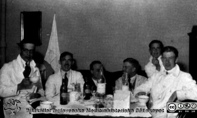 Fotoalbum tillägnat Professor Torsten Hellman med tacksamhet och vördnad från histologkursen 1929. Bildtext "Mödans lön". Amanuensfest, kanske på kurslaboratoriet. ingen av personerna är identifierad.
Nyckelord: Anatomiska Institutionen;Histologiska avdelningen;Medicinska fakulteten i Lund;Locus Medicus Lundensis;Lunds universitet;Amanuensfest