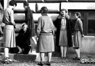 Fotoalbum tillägnat Professor Torsten Hellman med tacksamhet och vördnad från histologkursen 1929. Bildtext saknas. En grupp kvinnliga kurselever tillsammans vid entrén till anatomiska institutionen. Den något kortvuxna kvinnan längst till höger är möjligen Inga Sundewall. Den sittande kvinnan kan kanske vara Gunborg Nordh (gift Uddenberg). De övriga är okända.
Nyckelord: Anatomiska Institutionen;Histologiska avdelningen;Medicinska fakulteten i Lund;Locus Medicus Lundensis;Lunds universitet