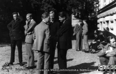 Fotoalbum tillägnat Professor Torsten Hellman med tacksamhet och vördnad från histologkursen 1929. Bildtext saknas. En grupp studenter utanför anatomiska institutionen i Lund en solig dag. Ingen är identifierad.
Nyckelord: Anatomiska Institutionen;Histologiska avdelningen;Medicinska fakulteten i Lund;Locus Medicus Lundensis;Medicine studerande;Manliga;Sydsvenska Medicinhistoriska Sällskapet