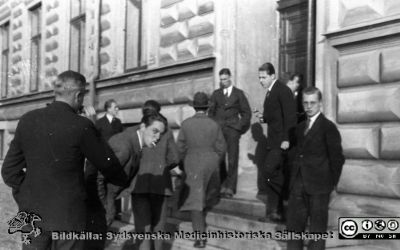 Fotoalbum tillägnat Professor Torsten Hellman med tacksamhet och vördnad från histologkursen 1929. Bildtext saknas. En grupp studenter utanför anatomiska institutionen i Lund en solig dag. Ingen är identifierad.
Nyckelord: Anatomiska Institutionen;Histologiska avdelningen;Medicinska fakulteten i Lund;Locus Medicus Lundensis;Medicine studerande;Manliga;Sydsvenska Medicinhistoriska Sällskapet