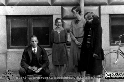 Fotoalbum tillägnat Professor Torsten Hellman med tacksamhet och vördnad från histologkursen 1929. Bildtext saknas. En manlig och tre kvinnliga studenteranatomiska institutionen i Lund en solig men kanske något sval dag. Den korta kvinnan kan möjligen vara Inga Sandwall. Kvinnan i kappa med pälskrage finns med på bild imgLA2250318ff222. Ingen är identifierad.
Nyckelord: Anatomiska Institutionen;Histologiska avdelningen;Medicinska fakulteten i Lund;Locus Medicus Lundensis;Medicine studerande;Sydsvenska Medicinhistoriska Sällskapet