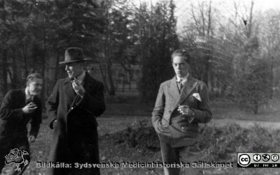 Fotoalbum tillägnat Professor Torsten Hellman med tacksamhet och vördnad från histologkursen 1929. Bildtext saknas. Tre manliga studenter tar paus, kanske i parken vid anatomiska institutionen i Lund en solig men kanske något sval dag. Ingen är identifierad.
Nyckelord: Anatomiska Institutionen;Histologiska avdelningen;Medicinska fakulteten i Lund;Locus Medicus Lundensis;Medicine studerande;Sydsvenska Medicinhistoriska Sällskapet