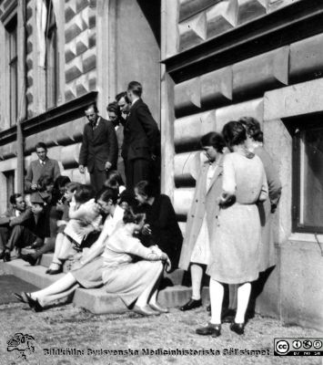 Fotoalbum tillägnat Professor Torsten Hellman med tacksamhet och vördnad från histologkursen 1929. Bildtext saknas. En grupp studenter har paus utanför anatomiska institutionen i Lund en solig men kanske något sval dag. Ingen är identifierad.
Nyckelord: Anatomiska Institutionen;Histologiska avdelningen;Medicinska fakulteten i Lund;Locus Medicus Lundensis;Medicine studerande;Sydsvenska Medicinhistoriska Sällskapet