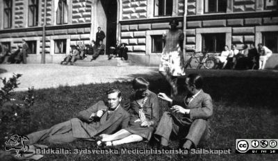 Fotoalbum tillägnat Professor Torsten Hellman med tacksamhet och vördnad från histologkursen 1929. Bildtext saknas. En grupp elever i parken utan anatomiska instiutionen i Lund en solig dag.  Kvinnan  i förgrunden är Onni Ahlman. De övriga i bilden är okända.
Nyckelord: Anatomiska Institutionen;Histologiska avdelningen;Medicinska fakulteten i Lund;Locus Medicus Lundensis;Medicine studerande;Sydsvenska Medicinhistoriska Sällskapet