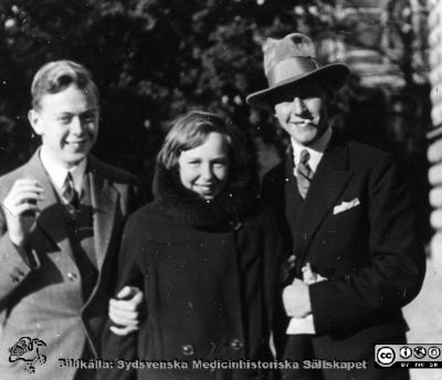 Fotoalbum tillägnat Professor Torsten Hellman med tacksamhet och vördnad från histologkursen 1929. Bildtext saknas. Studenter utanför anatomiska instiutionen i Lund en solig dag.  Från vänster Carl-Eric Uddenberg, Gunborg Nordh (gift Uddenberg), okänd.
Nyckelord: Anatomiska Institutionen;Histologiska avdelningen;Medicinska fakulteten i Lund;Locus Medicus Lundensis;Medicine studerande;Sydsvenska Medicinhistoriska Sällskapet