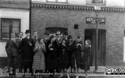 Fotoalbum tillägnat Professor Torsten Hellman med tacksamhet och vördnad från histologkursen 1929. Bildtext "Foramen Nutritium". En svärm kursmedlemmar har just fått något till livs på Malin Titz hembageri på kort gångavstånd från anatomiska instiutionen. Bildkälla Locus Medicus Lundensis 250317 och Sydsvenska Mediinhistoriska Sällskapet / SMHS. Fotograf okänd.
Nyckelord: Histologiska avdelningen;Anatomiska Institutionen;Medicine studerande;Medicinska fakulteten i Lund;Locus Medicus Lundensis;Sydsvenska Medicinhistoriska Sällskapet;Matpaus