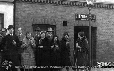 Fotoalbum tillägnat Professor Torsten Hellman med tacksamhet och vördnad från histologkursen 1929. Bildtext "Foramen Nutritium". En svärm kursmedlemmar har just fått något till livs på Malin Titz hembageri på kort gångavstånd från anatomiska instiutionen. Bildkälla Locus Medicus Lundensis 250317 och Sydsvenska Mediinhistoriska Sällskapet / SMHS. Fotograf okänd.
Nyckelord: Histologiska avdelningen;Anatomiska Institutionen;Medicine studerande;Medicinska fakulteten i Lund;Locus Medicus Lundensis;Sydsvenska Medicinhistoriska Sällskapet;Matpaus