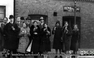 Fotoalbum tillägnat Professor Torsten Hellman med tacksamhet och vördnad från histologkursen 1929. Bildtext "Foramen Nutritium". En svärm kursmedlemmar har just fått något till livs på Malin Titz hembageri på kort gångavstånd från anatomiska instiutionen. Bildkälla Locus Medicus Lundensis 250317 och Sydsvenska Mediinhistoriska Sällskapet / SMHS. Fotograf okänd.
Nyckelord: Histologiska avdelningen;Anatomiska Institutionen;Medicine studerande;Medicinska fakulteten i Lund;Locus Medicus Lundensis;Sydsvenska Medicinhistoriska Sällskapet;Matpaus