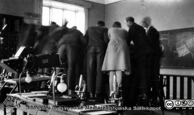Fotoalbum tillägnat Professor Torsten Hellman med tacksamhet och vördnad från histologkursen 1929. Albumtext "Slutet gott - allting gott. Fixeringsbild. Var är chefen?" När detta skrivs nästan ett sekel senare kan man kanske gissa att albumtexten skall tolkas som att bilden visar en variant av stående ovation för chefen Torsten Hellman.
Bildkälla Locus Medicus Lundensis 250317 och Sydsvenska Mediinhistoriska Sällskapet / SMHS. Fotograf okänd.
Nyckelord: Histologiska avdelningen;Anatomiska Institutionen;Medicine studerande;Medicinska fakulteten i Lund;Locus Medicus Lundensis;Sydsvenska Medicinhistoriska Sällskapet