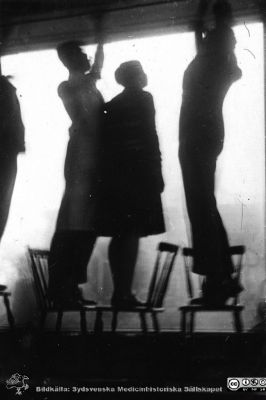 Fotoalbum tillägnat Professor Torsten Hellman med tacksamhet och vördnad från histologkursen 1929. Albumtext "Liten vill också vara med!". 
Bildkälla Locus Medicus Lundensis 250317 och Sydsvenska Mediinhistoriska Sällskapet / SMHS. Fotograf okänd.
Nyckelord: Histologiska avdelningen;Anatomiska Institutionen;Medicine studerande;Medicinska fakulteten i Lund;Locus Medicus Lundensis;Sydsvenska Medicinhistoriska Sällskapet
