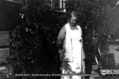 Fotoalbum tillägnat Professor Torsten Hellman med tacksamhet och vördnad från histologkursen 1929. Albumtext "Kerstin". Gissningvis en städerska eller något snarlikt. Foto utanför institutionen.
Bildkälla Locus Medicus Lundensis 250317 och Sydsvenska Mediinhistoriska Sällskapet / SMHS. Fotograf okänd.
Nyckelord: Histologiska avdelningen;Anatomiska Institutionen;Medicine studerande;Medicinska fakulteten i Lund;Locus Medicus Lundensis;Sydsvenska Medicinhistoriska Sällskapet
