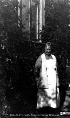 Fotoalbum tillägnat Professor Torsten Hellman med tacksamhet och vördnad från histologkursen 1929. Albumtext "Kerstin". Gissningvis en städerska eller något snarlikt. Foto utanför institutionen.
Bildkälla Locus Medicus Lundensis 250317 och Sydsvenska Mediinhistoriska Sällskapet / SMHS. Fotograf okänd.
Nyckelord: Histologiska avdelningen;Anatomiska Institutionen;Medicine studerande;Medicinska fakulteten i Lund;Locus Medicus Lundensis;Sydsvenska Medicinhistoriska Sällskapet