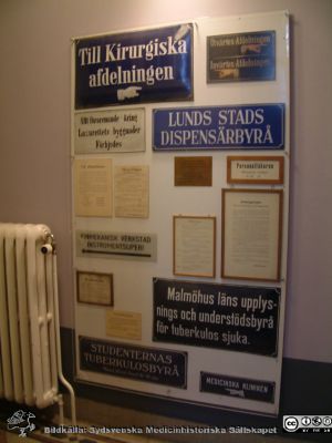 Medicinhistoriska museet i Lund 2006. Utställning av sjukhusskyltar
Skyltutställning i trapphuset. Skyltarna kommer mestadels från Lasarettet i Lund. Foto 2006
Nyckelord: 2006; Medicinhistoriskt; Museum; St Lars; Lund; Utställning; Skyltar, Lasarettet