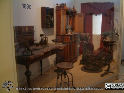 Medicinhistoriska museet i Lund 2006. Tandläkarmottagning
Utställning av en tandläkarmottagning från 1890-talet. Foto 2006.
Nyckelord: 2006; Medicinhistoriskt; Museum; St Lars; Lund; Utställning; Tandläkarmottagning; Odontologi