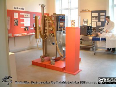 Medicinhistoriska museet i Lund 2006.
Medicinhistoriska museet på St Lars i Lund. Foto 2006. Dialysutrustning. Kanske en Freseniusmaskin? Undersökning med ultraljud till höger i bakgrunden.
Nyckelord: 2006; Medicinhistoriskt; Museum; St Lars; Lund; Utställning; Dialys; Dialysmaskiner; Ultraljud; Ultraljudsmaskin