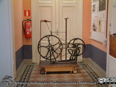 Medicinhistoriska museet i Lund 2006
Medicinhistoriska museet på St Lars i Lund. Foto 2006. Utställning av professor Magnus Blix' ergometercykel. Han använde den bl a för att studera om det överhuvud taget är möjligt att männsikor skall kunna flyga av egen muskelkraft. Med dåtidens teknik gick det inte, men 100 år senare gick det, med smal marginal. Foto 2006
Nyckelord: 2006; Medicinhistoriskt; Museum; St Lars; Lund; Ergometer; Ergometercykel; Cykel; Magnus; Blix