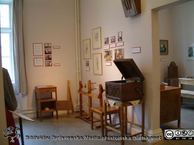 Utställning om Vipeholms sjukhus i Lund
Medicinhistoriska museet på St Lars i Lund. Foto 2006. Bandvävstol;Vevgrammofon.
Nyckelord: 2006; Medicinhistoriskt; Museum; St Lars; Lund; Vipeholm; Sjukhus; Utställning;Bandvävstol;Vevgrammofon