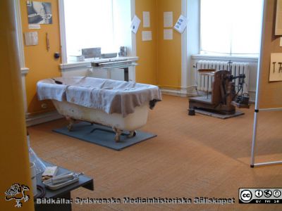 Medicinhistoriska museet i Lund 2006. Utställning om St Lars sjukhus.
Medicinhistoriska museet på St Lars i Lund. Foto 2006. Utställning om St Lars. Utrustning för hygienutrymme, bl.a. badkar och personvåg (en s.k. decimalvåg).
Nyckelord: 2006; Medicinhistoriskt; Museum; St Lars; Lund; Långbad; Badkar; Våg; Personvåg; Decimalvåg