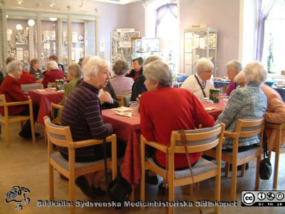 Värdkaffe år 2006 strax innan Medicinhistoriska Museet i Lund stängdes.
Medicinhistoriska Museet på St Lars-området i Lund. Gemensam kaffestund med museivärdarna år 2006 strax innan museet stängdes.
Nyckelord: 2006; Medicinhistoriskt; Museum; St Lars; Lund; Värdkaffe