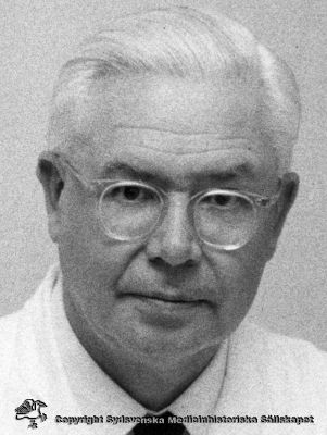 Bengt Rosengren (1899-06-23 - 1979-02-19). 
Överläkare och klinikchef på Sahlgrenska sjukhuset i Göteborg, senare professor där. Utbildad i Lund. Foto ~1960-talet i Göteborg.
Nyckelord: Bengt;Rosengren;Överläkare;Klinikchef;Sahlgrenska;Sjukhuset;Sjukhus;Göteborg;Professor;1960-talet;Oftalmolog;Ögon;Ögonsjukdomar;Ögonklinik; Oftalmiatrik