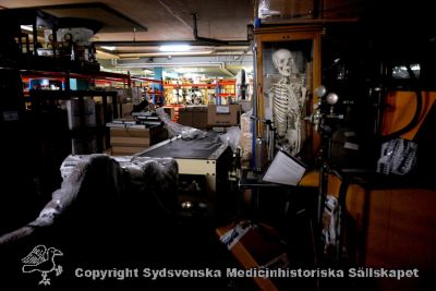 Från Medicinhistoriska Magasinet 2009
Medicinhistoriska Magasinet i februari 2009 under ambulansgaraget vid USiL. Alla tiotusentals saker lagrade i gamla Orupssjukuset är hitflyttade, och gallring och katalogisering pågår av arkivarier från Kulturen i Lund, ledda av Karin Hindfelt. Fotograf: Pernilla Sjöström, 2009                    
Nyckelord: Medicinhistoriskt magasin;USiL;Lasarettet;Universitetssjukhuset;Lund;Kulturen;2009;Lund;Karin Hindfelt