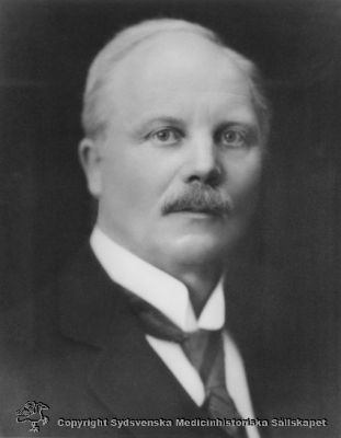 Albin Dalén
Professor i ögonsjukdomar i Lund, från 1910 i Stockholm.
Nyckelord: Albin;Dalén;Oftalmolog;Oftalmiatrik;Ögon;Ögonsjukdomar;Ögonläkare;Professor;Porträtt;Lund;