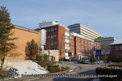 Strålbehandlingsavdelningen och onkologiska kliniken, Universitetssjukhuset i Lund
Strålningsavdelningen till vänster, onkologiska kliniken i mitten och centralblocket i bakgrunden. Verkstäder i tvåvåningsbyggnaden till höger. Universitetssjukhuset i Lund. Januari 2010.
Nyckelord: Strålbehandling;Onkologi;Onkologisk;Klinik;Lund;2010;Lasarettet;Universitetssjukhuset;SUS;USiL;Verkstad;Verkstäder